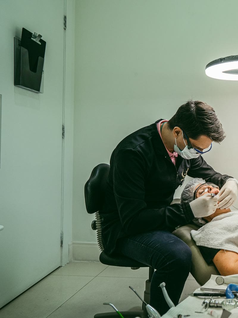 Cirurgião-dentista durante atendimento em clínica de São Paulo