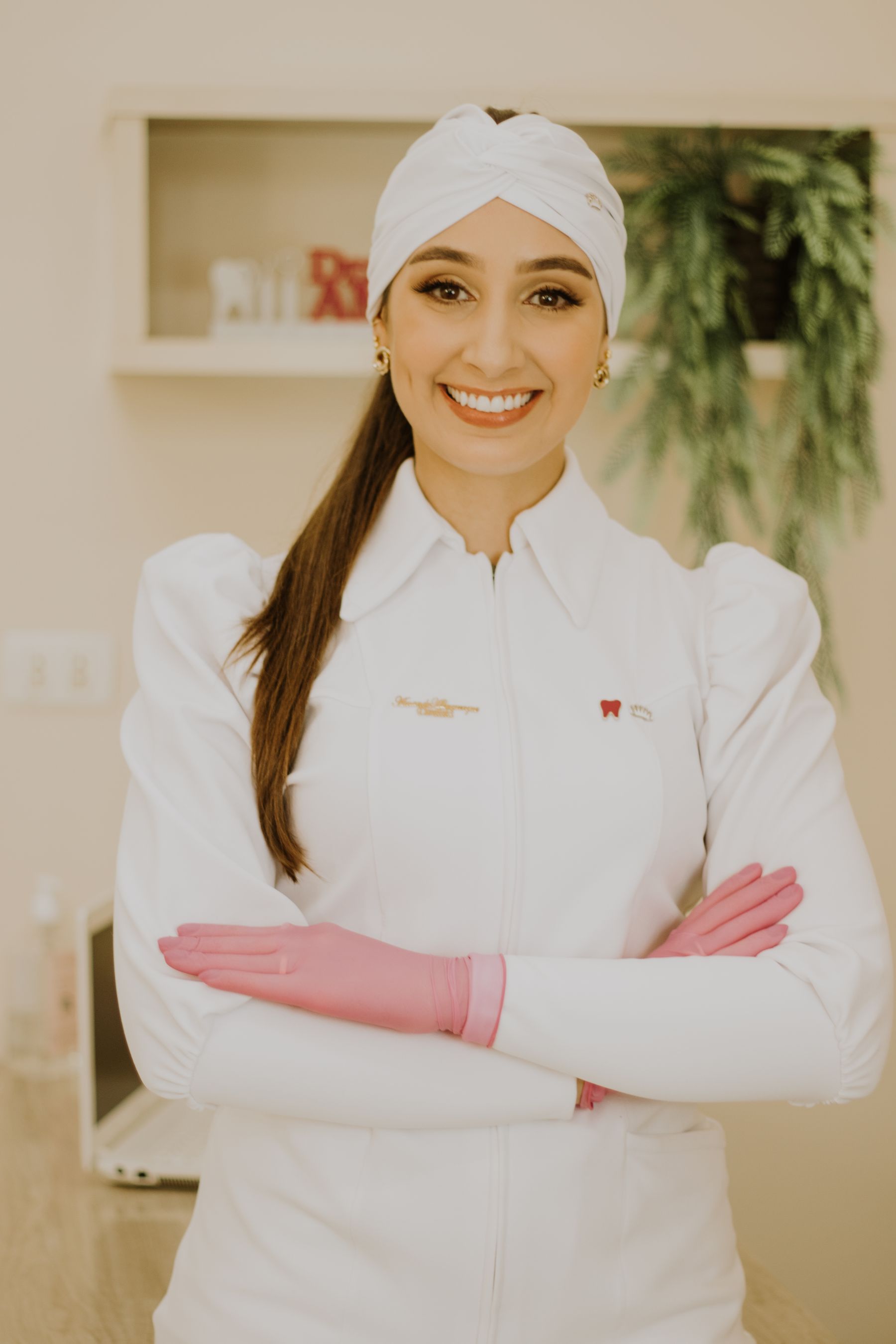 Cirurgiã-dentista sorrindo em seu consultório em São Paulo